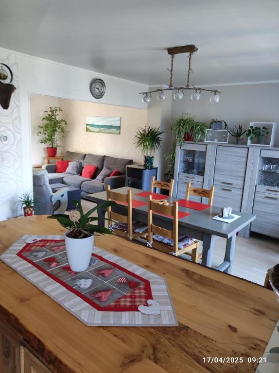 un salon avec un canapé et une table dans l'établissement CHEZ ISA - Maison à 2 km de la plage de Le Portel 62, à Outreau