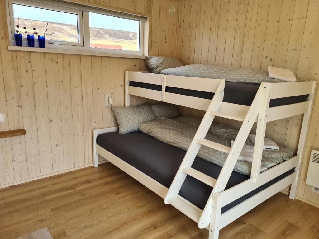 Narivoodi või narivoodid majutusasutuse Búhóll 1 Guesthouse toas
