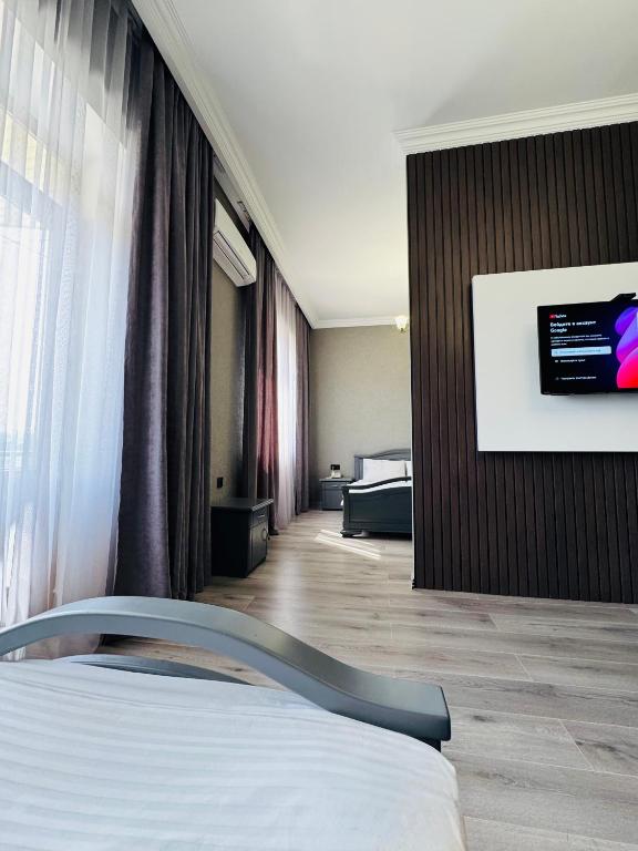 TV a/nebo společenská místnost v ubytování Capital Hotel