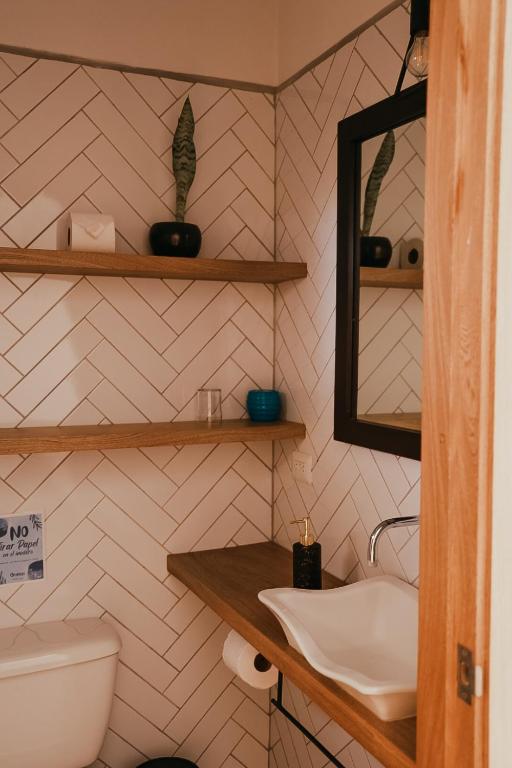 Surf And Yoga Retreat Nicaragua - Driepersoonskamer Met Eigen Badkamer