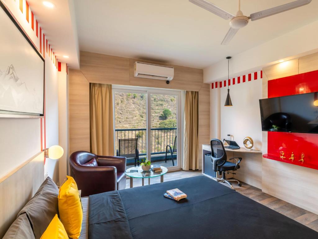 TV a/nebo společenská místnost v ubytování The Hosteller Bam, Rishikesh - Poshtel