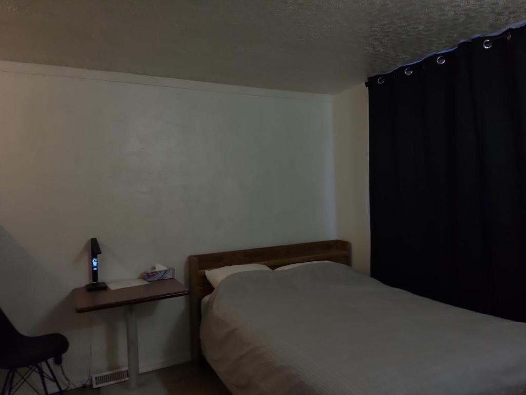Postel nebo postele na pokoji v ubytování Centennial Motel