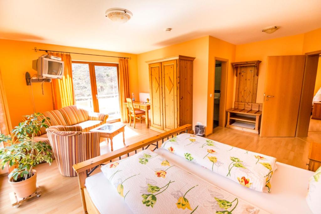 Zimmer mit einem Bett und einem Wohnzimmer in der Unterkunft Waldhotel in Kaltenborn