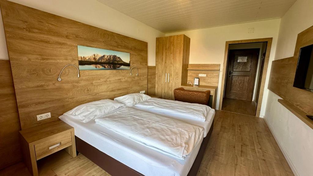 Postel nebo postele na pokoji v ubytování Hotel Schöne Aussicht
