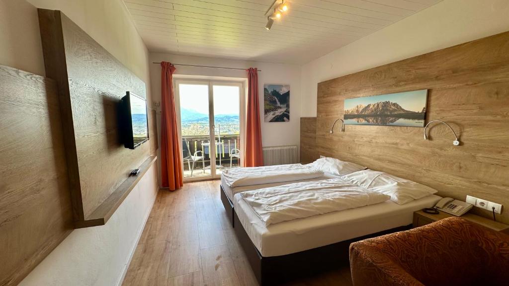Postel nebo postele na pokoji v ubytování Hotel Schöne Aussicht