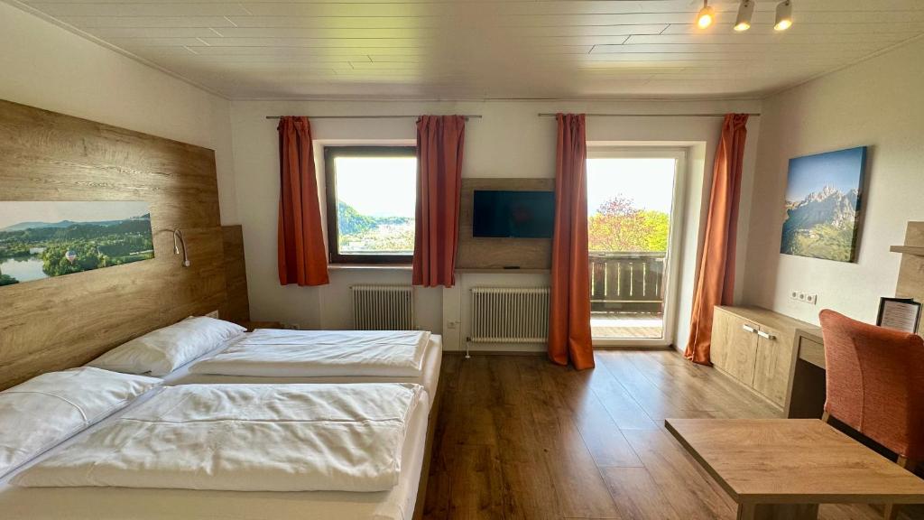 Postel nebo postele na pokoji v ubytování Hotel Schöne Aussicht