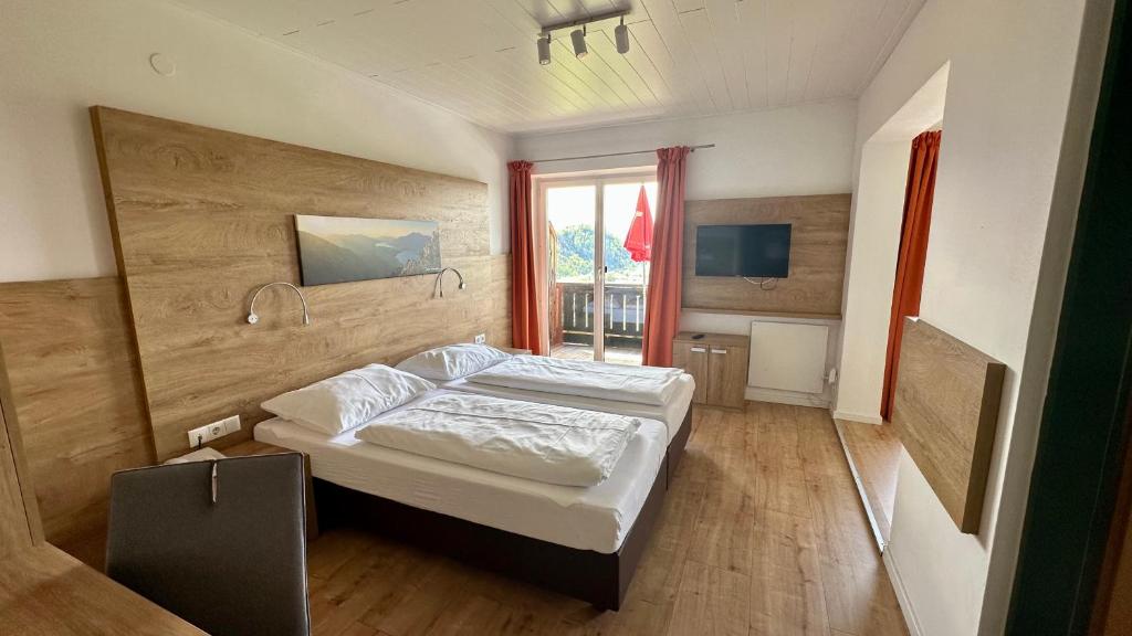 Postel nebo postele na pokoji v ubytování Hotel Schöne Aussicht