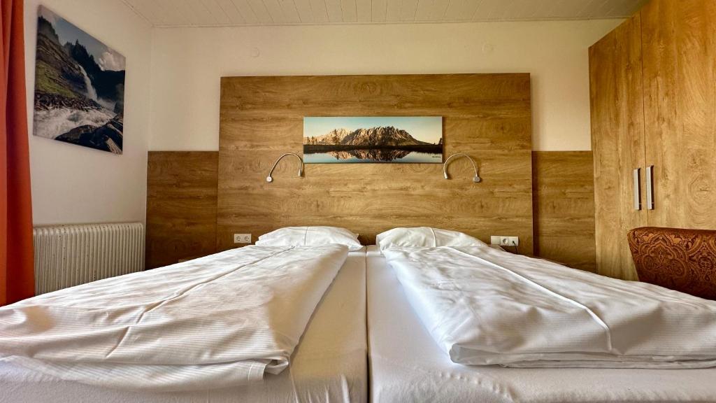 Postel nebo postele na pokoji v ubytování Hotel Schöne Aussicht