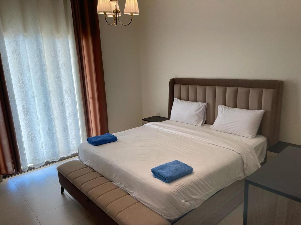 Postel nebo postele na pokoji v ubytování DeadSea view apartments Samarah Resort E22