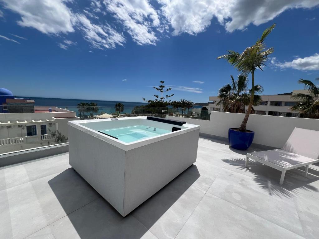 Hồ bơi trong/gần Villa Habana - Luxury beach apartment with rooftop spa