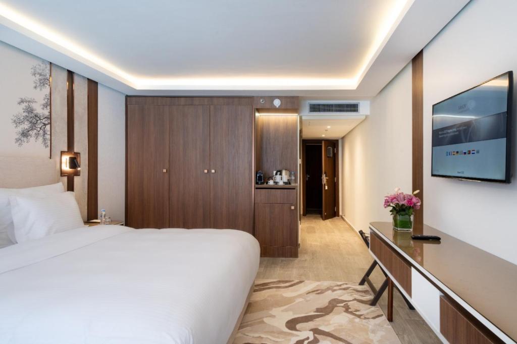 Premium Room Pool View King Bed