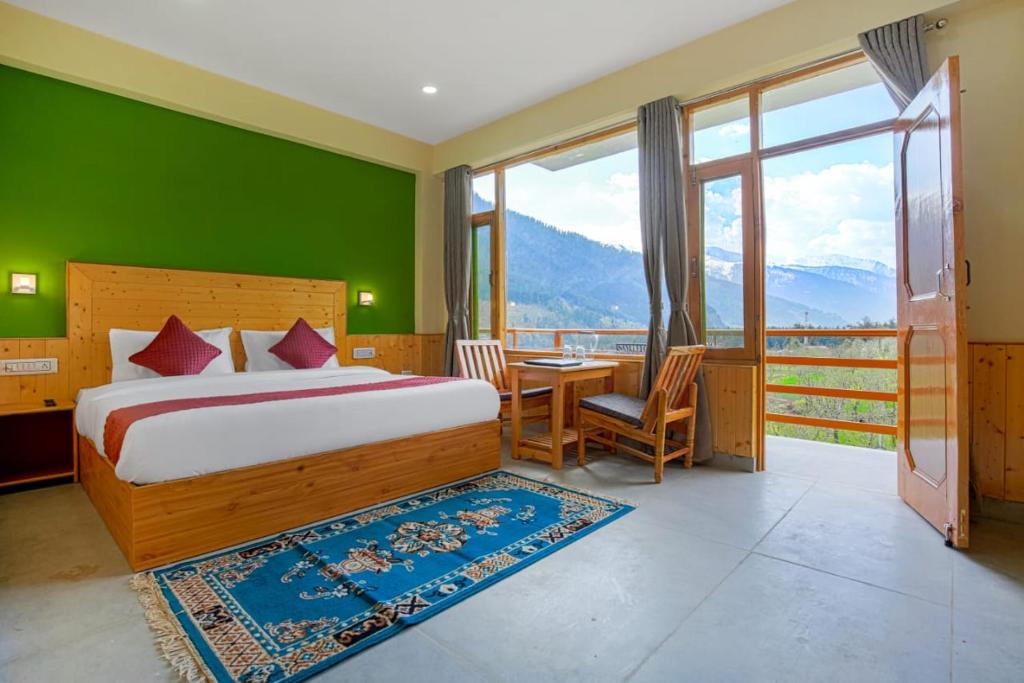 Postel nebo postele na pokoji v ubytování Wander Nest Manali Luxurious rooms with mountain peaks and waterfall view