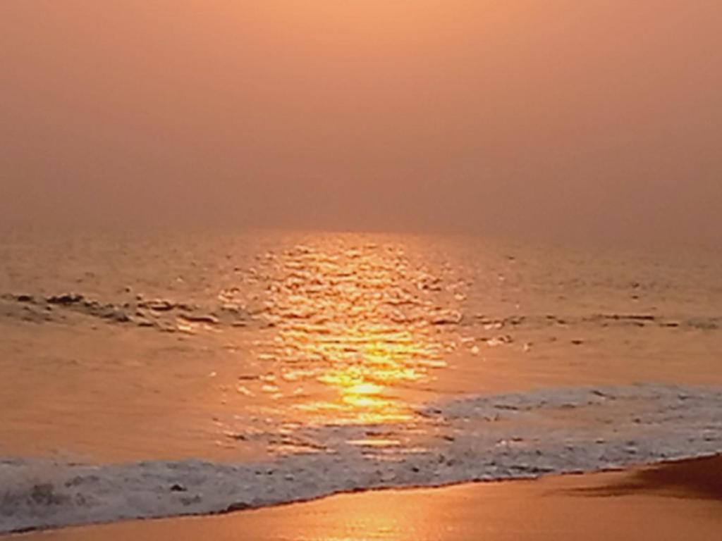 - un coucher de soleil sur la plage avec l'océan dans l'établissement AHOUIGNAN Ghislain, à Béning-lès-Saint-Avold