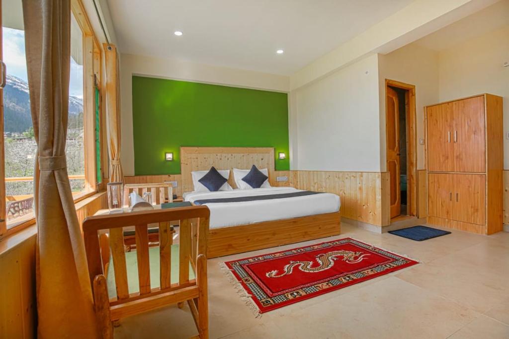 Postel nebo postele na pokoji v ubytování Wander Nest Manali Luxurious rooms with mountain peaks and waterfall view