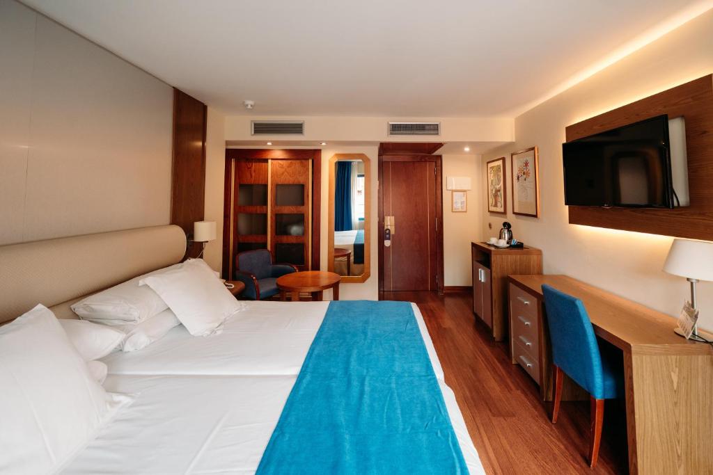 A bed or beds in a room at Hotel MS Maestranza Málaga