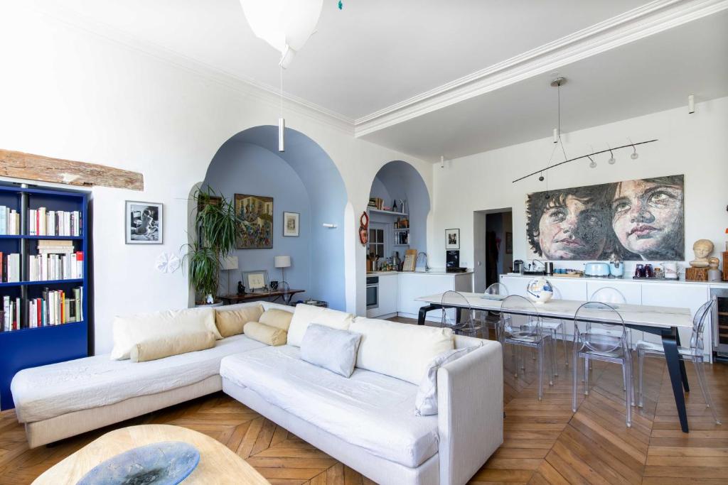 un salon avec un canapé blanc et une table dans l'établissement Comme une maison sur l'Île Saint Louis, à Paris