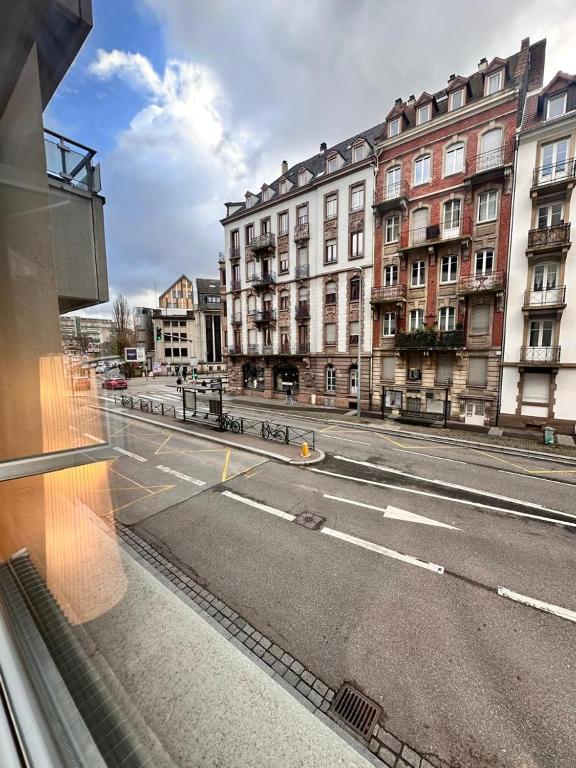 - une vue depuis la fenêtre d'une rue avec des bâtiments dans l'établissement Studio, à Strasbourg