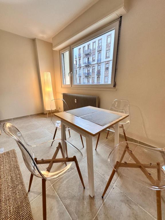 ストラスブールにあるStudioの窓のある部屋(テーブルと椅子2脚付)