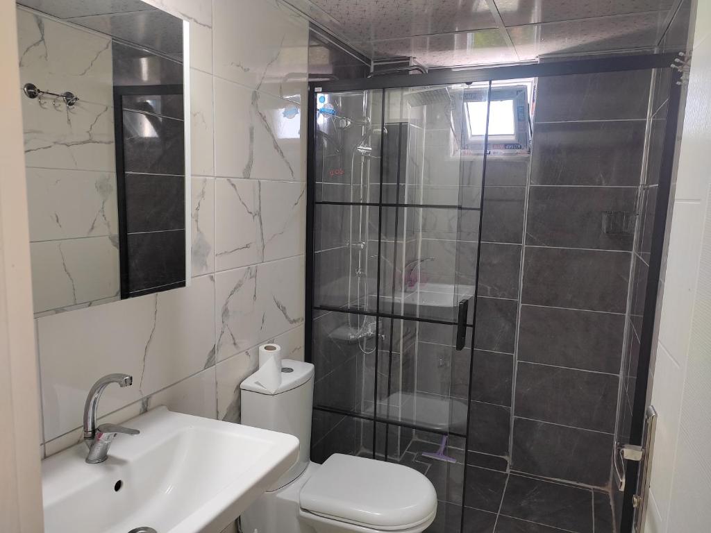 A bathroom at Garden Prizma Rooms&Aparts