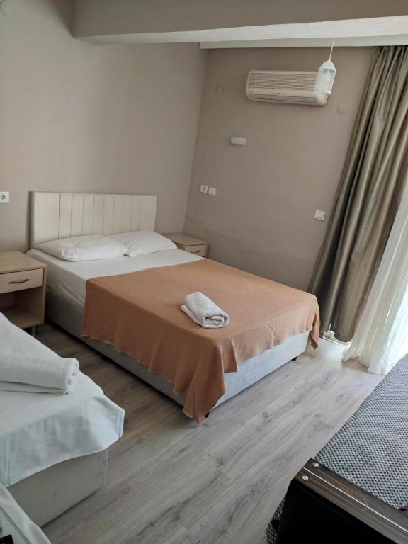 A bed or beds in a room at Garden Prizma Rooms&Aparts