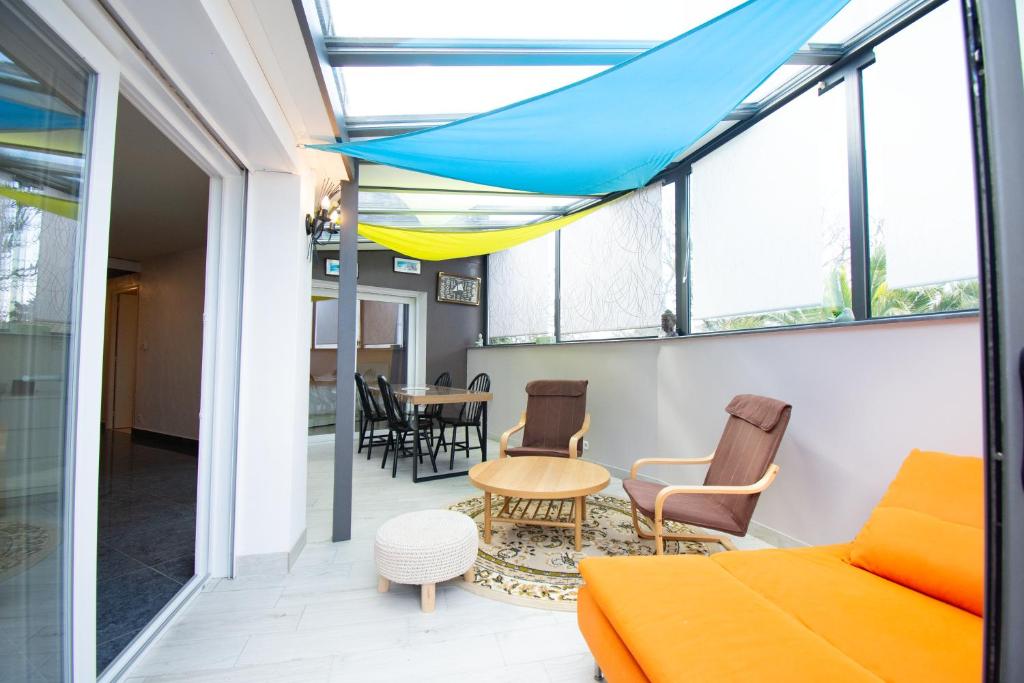a room with a bed and a table and chairs at Milin Avel I 6 personnes & plage in Crozon
