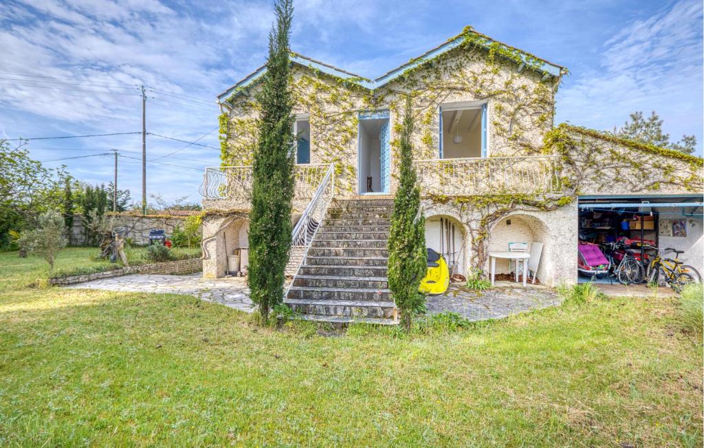 une maison en pierre avec des escaliers dans une cour dans l'établissement 3 Bedroom Stunning Home In Le Château-Doléron, au Château-dʼOléron