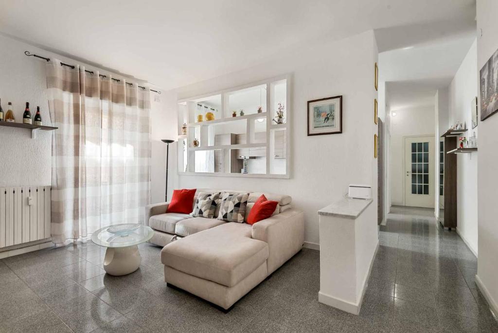 a living room with a couch and a table at Souvenir, Terre Marine in La Spezia