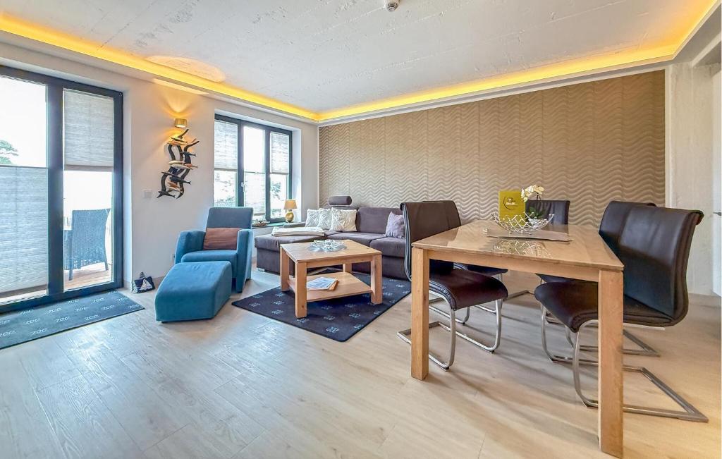 ein Wohnzimmer mit einer Couch und einem Tisch in der Unterkunft Eden in Binz