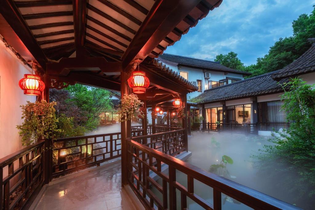 eine Außenansicht eines Hauses mit einem Whirlpool auf einem Balkon in der Unterkunft 南京又见江南民宿 in Nanjing