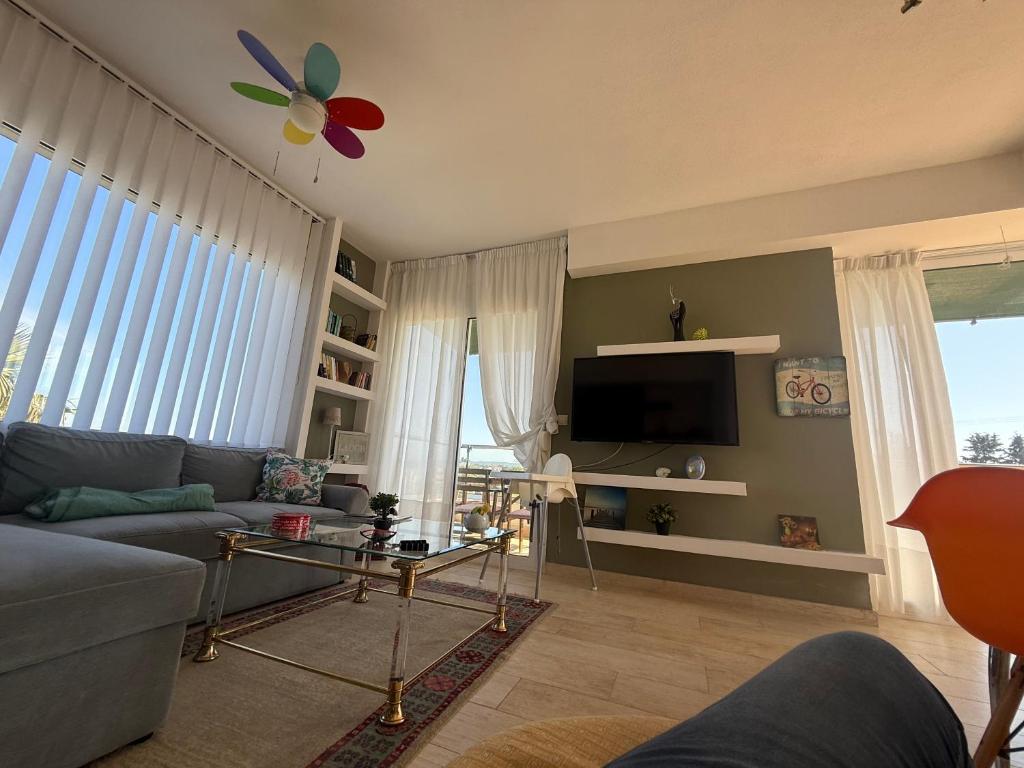 Televízia a/alebo spoločenská miestnosť v ubytovaní Villa Evita , penthouse, 53m2 ,Athytos , astonishing sea view