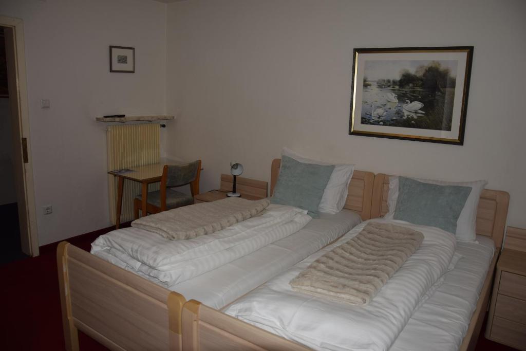 Postel nebo postele na pokoji v ubytování Hotel Mondschein