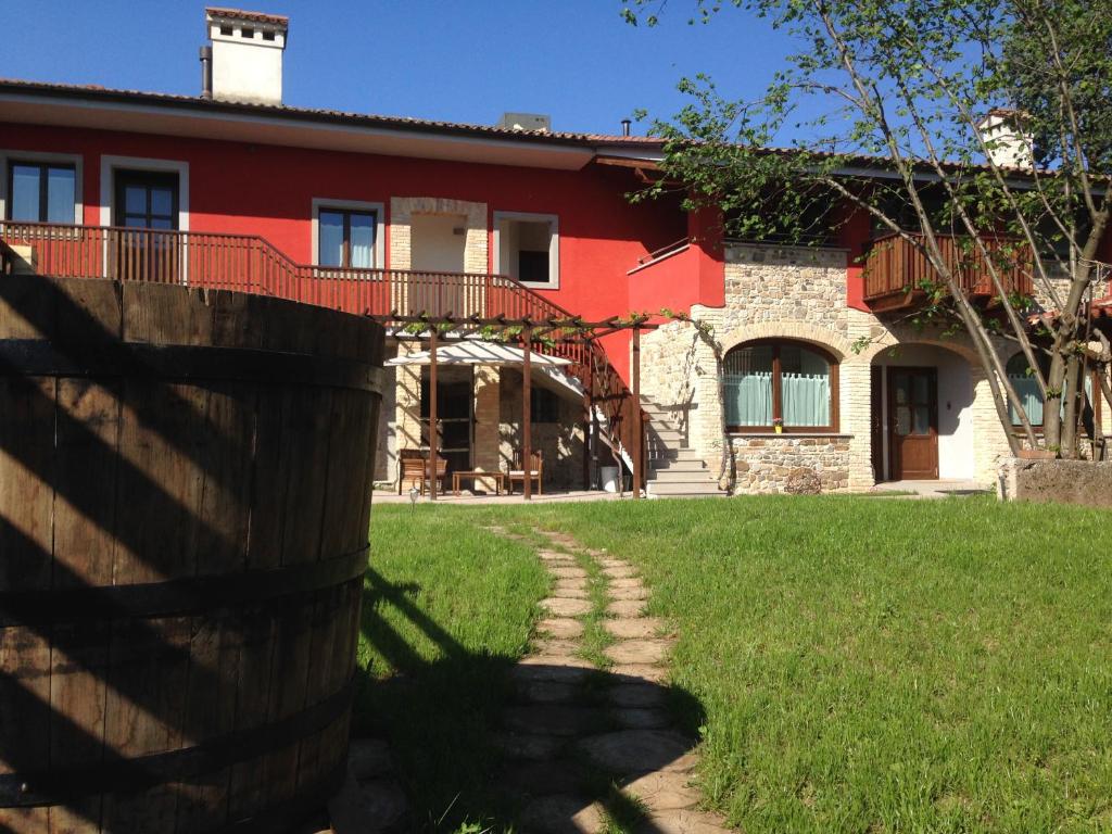 een huis met een hek ervoor bij La Valeriana Farm Apartments in San Daniele del Friuli