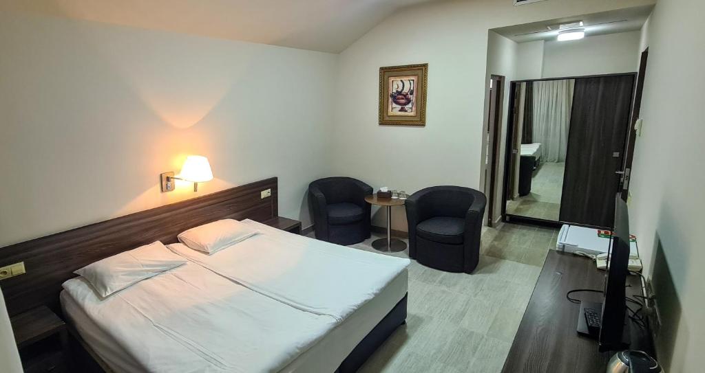 Postel nebo postele na pokoji v ubytování Yerevan Deluxe Hotel