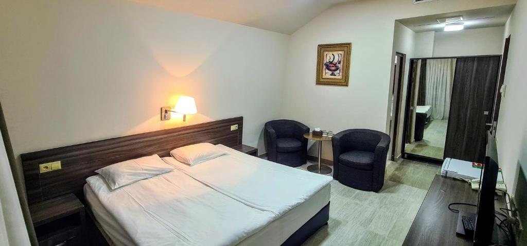 Postel nebo postele na pokoji v ubytování Yerevan Deluxe Hotel