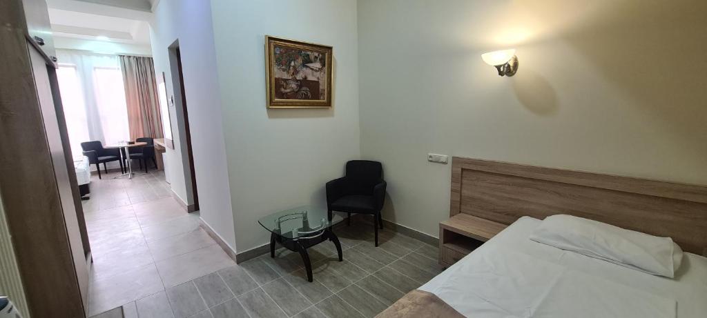 Postel nebo postele na pokoji v ubytování Yerevan Deluxe Hotel
