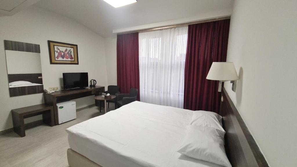 Postel nebo postele na pokoji v ubytování Yerevan Deluxe Hotel