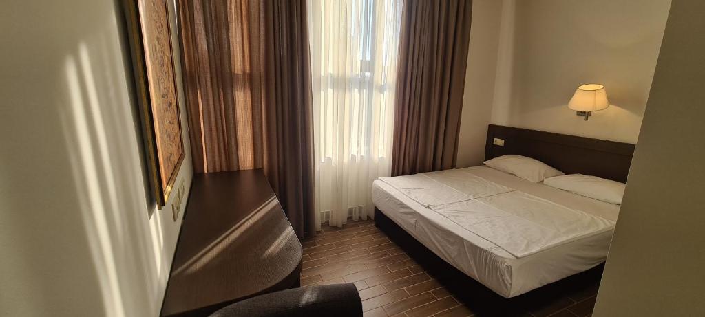 Postel nebo postele na pokoji v ubytování Yerevan Deluxe Hotel