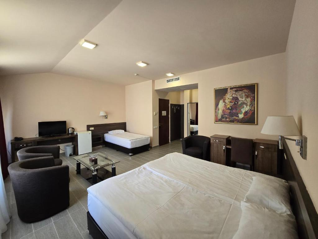 Postel nebo postele na pokoji v ubytování Yerevan Deluxe Hotel