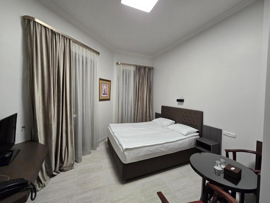 Postel nebo postele na pokoji v ubytování Yerevan Deluxe Hotel