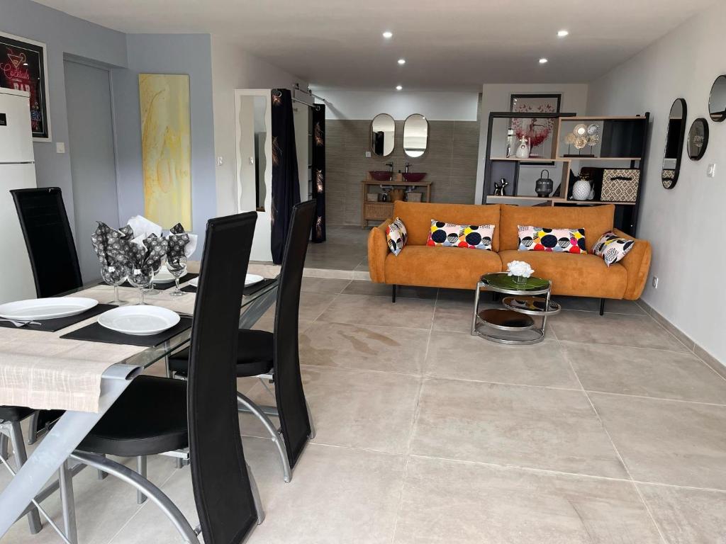 un salon avec une table et un canapé dans l'établissement Appart en rez de chaussée villa, à Bandol