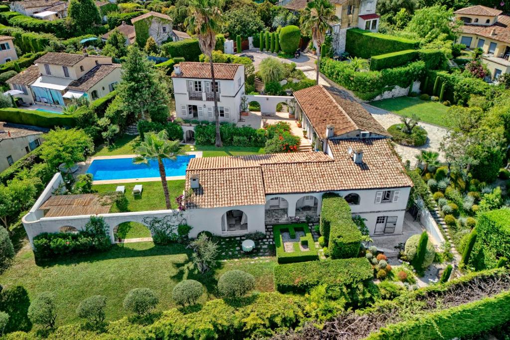 une vue aérienne d'une maison dans l'établissement Authentic Provençal Villa with Pool, à La Colle-sur-Loup