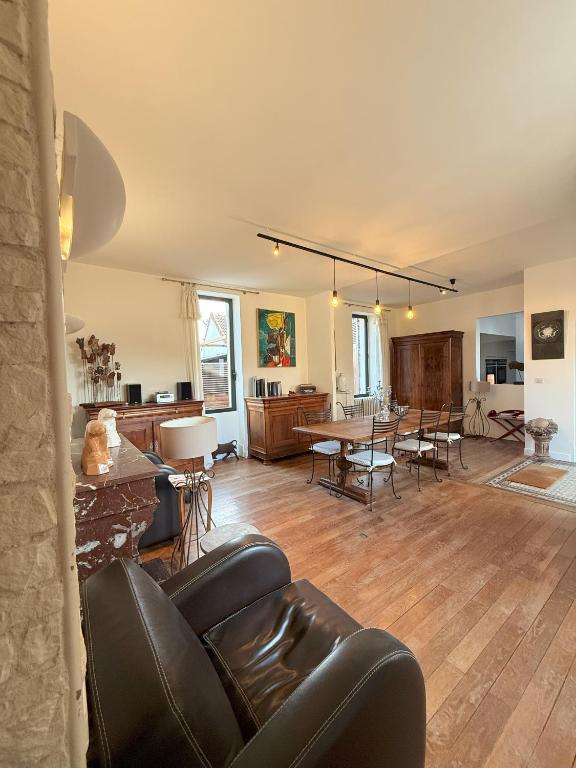 un salon avec un canapé et une table dans l'établissement TM3L Family home, à Meillant