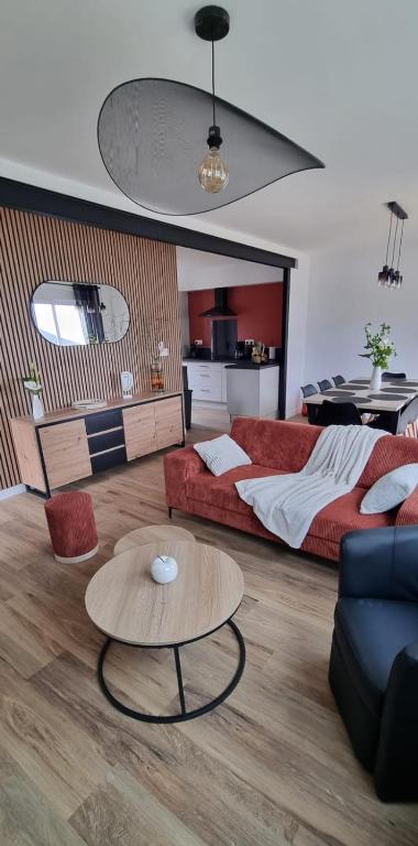 - un salon avec un lit et une table basse dans l'établissement Maison vue mer LES 4 VAGUES, à Saint-Pol-de-Léon