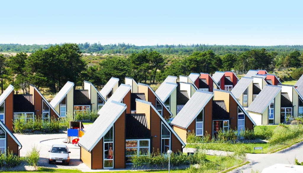 una fila de casas con paneles solares en sus tejados en Kattegat Strand Camping, en Øster Hurup