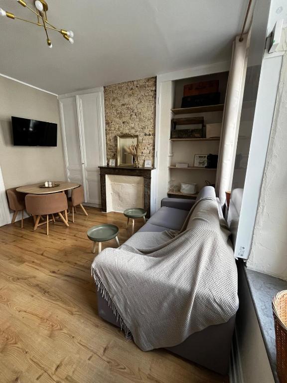 un salon avec un lit et une table dans l'établissement Appartement Marine - Résidence La Porte Verte, à Boulogne-sur-Mer