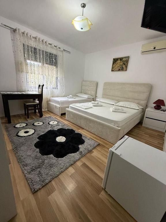 Postel nebo postele na pokoji v ubytování Flat in Berat's center