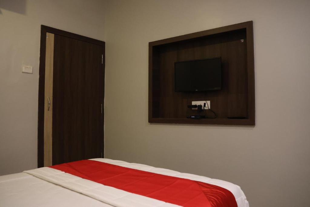Postel nebo postele na pokoji v ubytování Raghunandan Residency