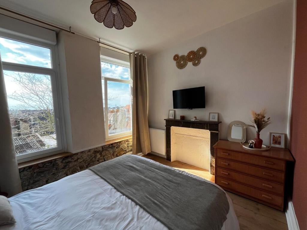 a bedroom with a bed and a dresser and a television at Appartement Marine - Résidence La Porte Verte in Boulogne-sur-Mer