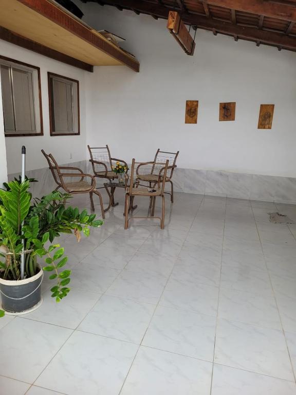 a patio with chairs and a table in a room at Casa Aconchego-Juazeiro do Norte CE Sao Jose in Juazeiro do Norte