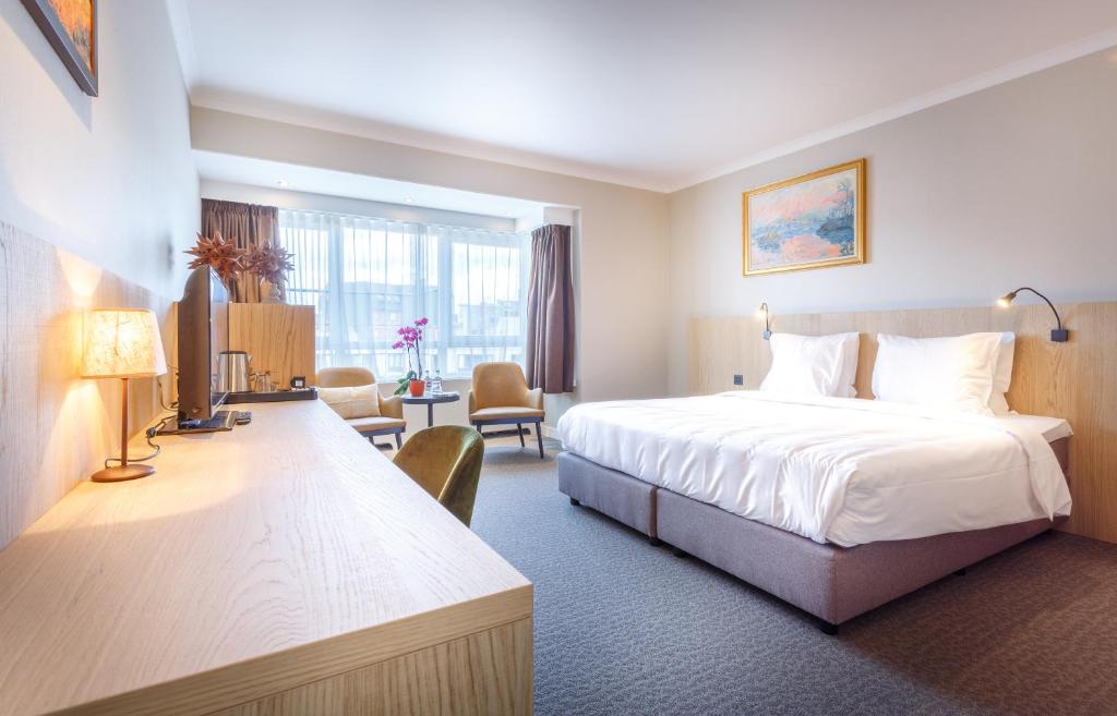 Een bed of bedden in een kamer bij Hotel Carlton